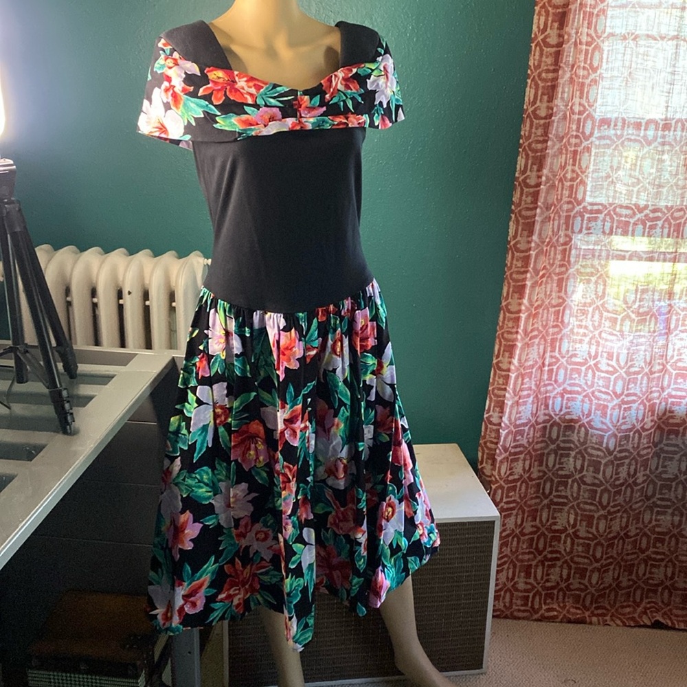 Pretty woman dress! Fun vibrant print, vintage made in USA